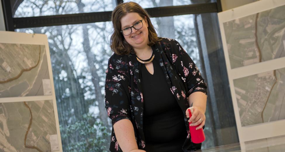 Afbeelding: vrouw maakt tafel schoon