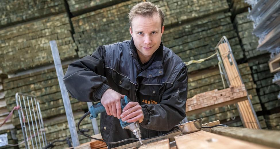 Afbeelding: man boort in hout