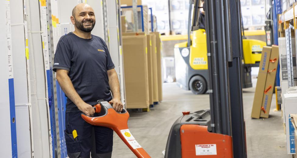 Afbeelding: Man in het magazijn