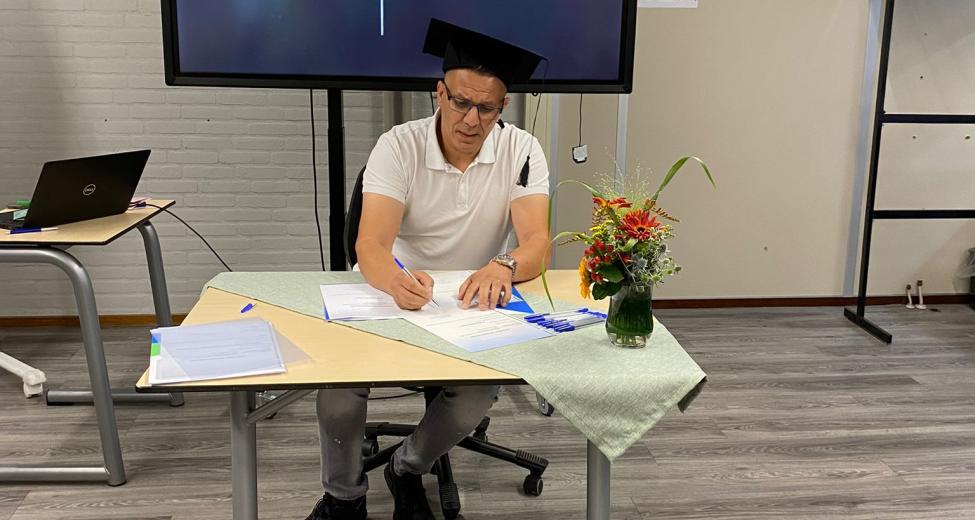 Afbeelding: man met diploma