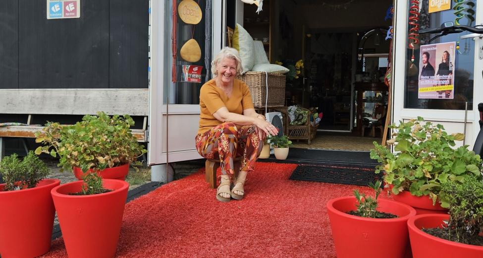 Afbeelding: Vrouw voor de deur van haar atelier