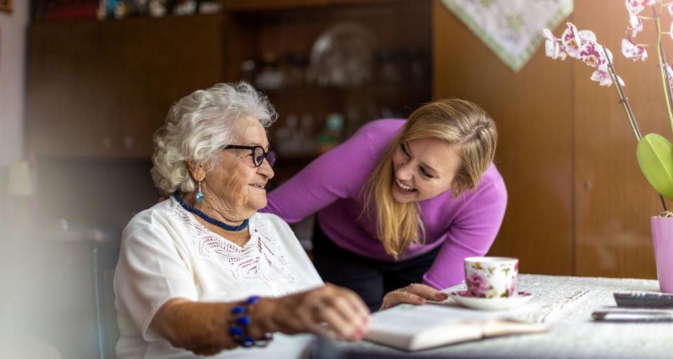 afbeelding jonge vrouw met oudere dame