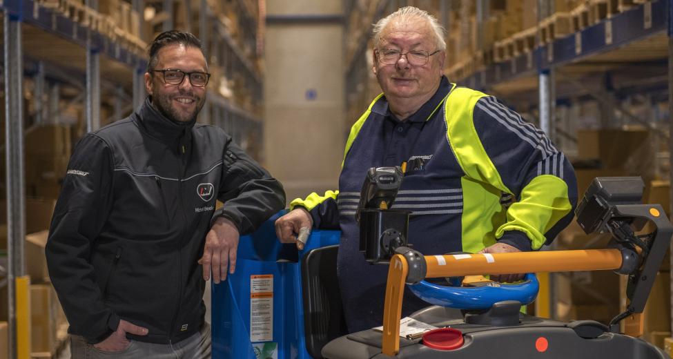 afbeelding man en werkgever in magazijn