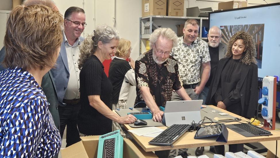 Afbeelding mensen aan werktafel