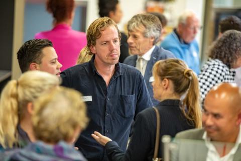 afbeelding: mensen met elkaar in gesprek